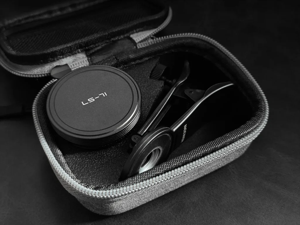 専用ケース内のクッションにコンパクトに収納されたNEEWER 58mm望遠レンズとクリップ。持ち運び時の保護状態。