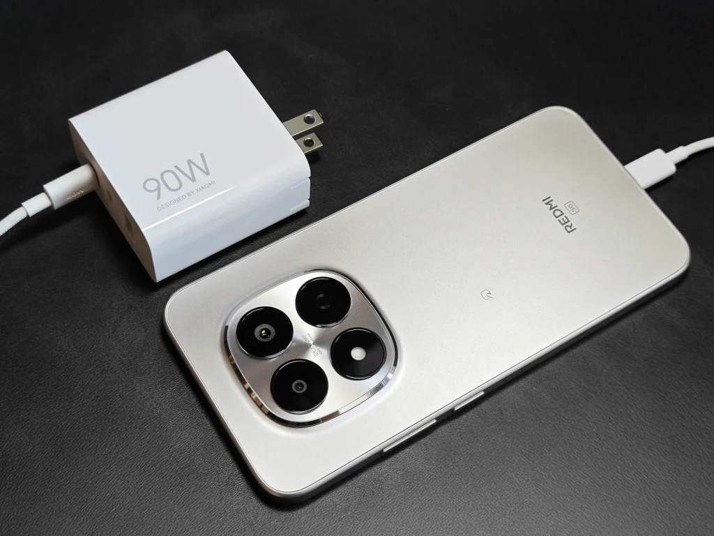 Redmi Note 15 Pro 5Gの200MP（2億画素）カメラユニットと90W急速充電器。