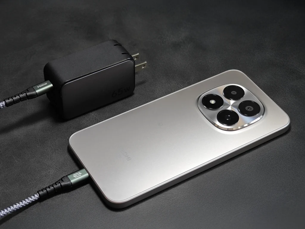 Redmi Note 15 Pro 5Gに65W急速充電器と耐久性の高い編み込みケーブルを接続