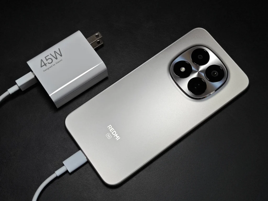 Redmi Note 15 Pro 5Gのシルバー背面と45W急速充電器のセット写真。