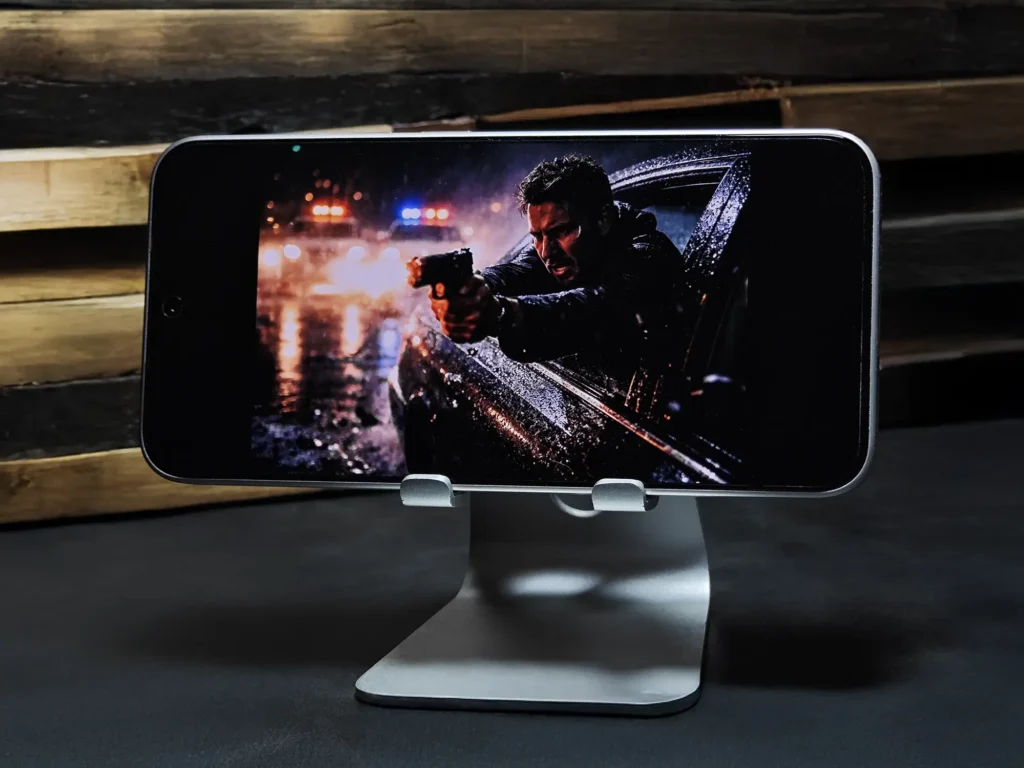 Redmi Note 15 Pro 5Gで映画を視聴。横向きでスタンドに設置された有機ELディスプレイ。