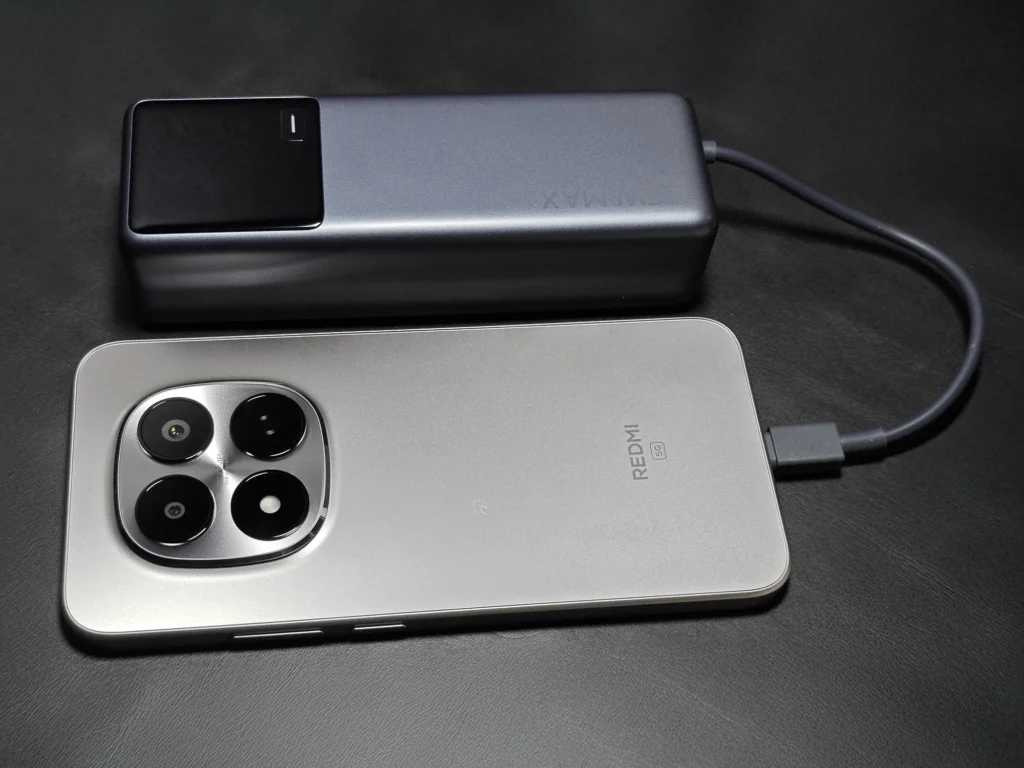 Redmi Note 15 Pro 5GをXiaomi 165W Power Bank 10000mAh (Integrated Cable)で充電している利用シーン