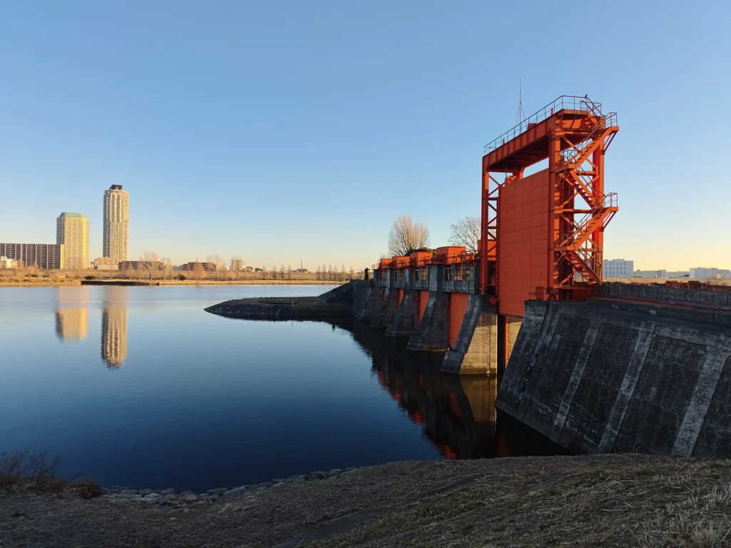 青空の下に佇む旧岩淵水門(赤水門)と、背後にそびえる近代的なタワーマンション。Redmi Note 15 Pro 5G(2億画素モード)で撮影。