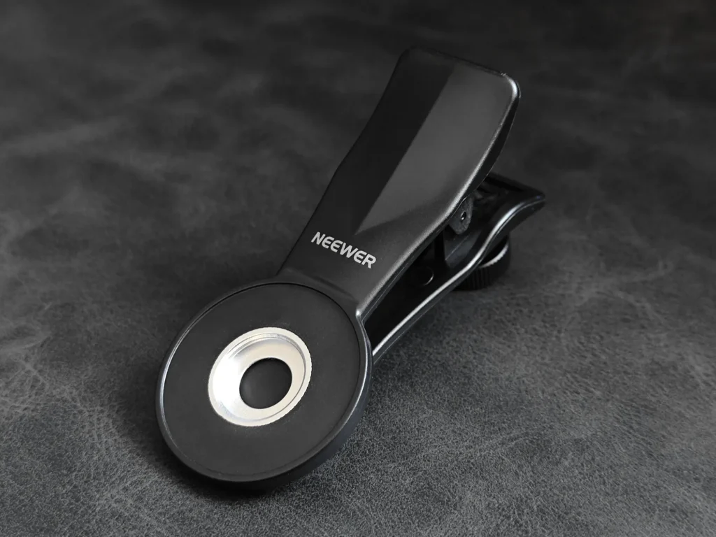 NEEWER 58mm望遠レンズ LS-71用の取付クリップ。17mmネジマウントを採用し、POCO X7 Proなどの多眼カメラ搭載スマホにも対応。