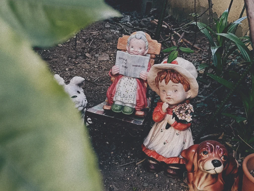 Nothing Phone (3a) Liteの作例。庭の人形と犬の置物をトイデジ風に仕上げた写真（グレイン弱め）