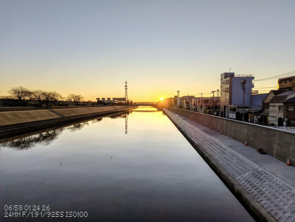 Nothing Phone (3a) Liteのメインカメラで撮影した、夕日が差し込む運河と遊歩道の風景