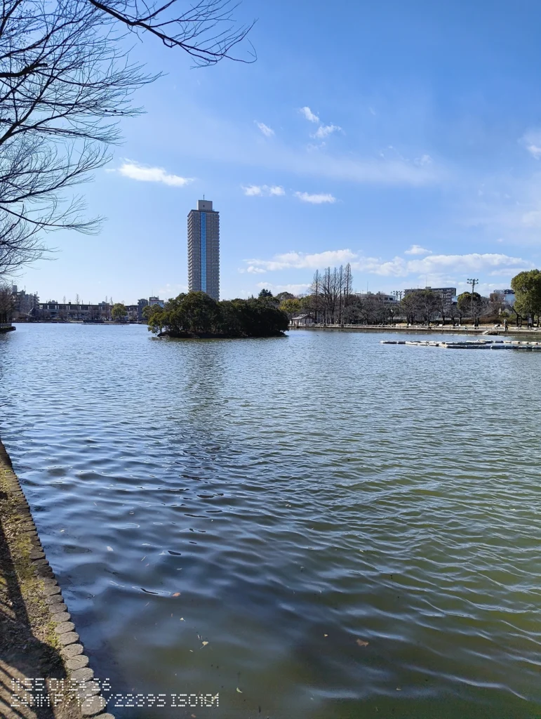 Nothing Phone (3a) Liteで撮影した、湖面の波紋と青空を広く写した昼の風景