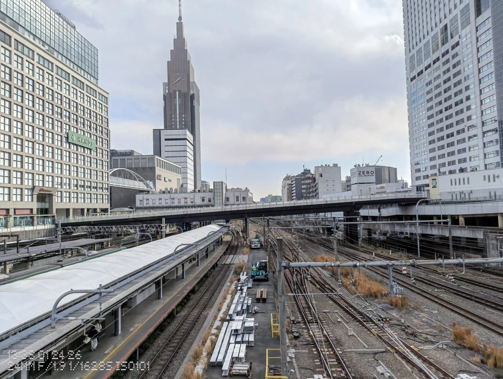 Nothing Phone (3a) Liteで撮影した、複数の線路とホームを見下ろす都市の鉄道風景