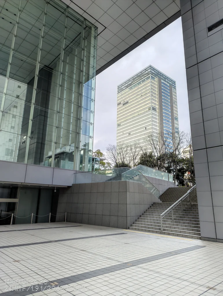 Nothing Phone (3a) Liteで撮影した、広場から高層ビルを望む都会の建築スナップ