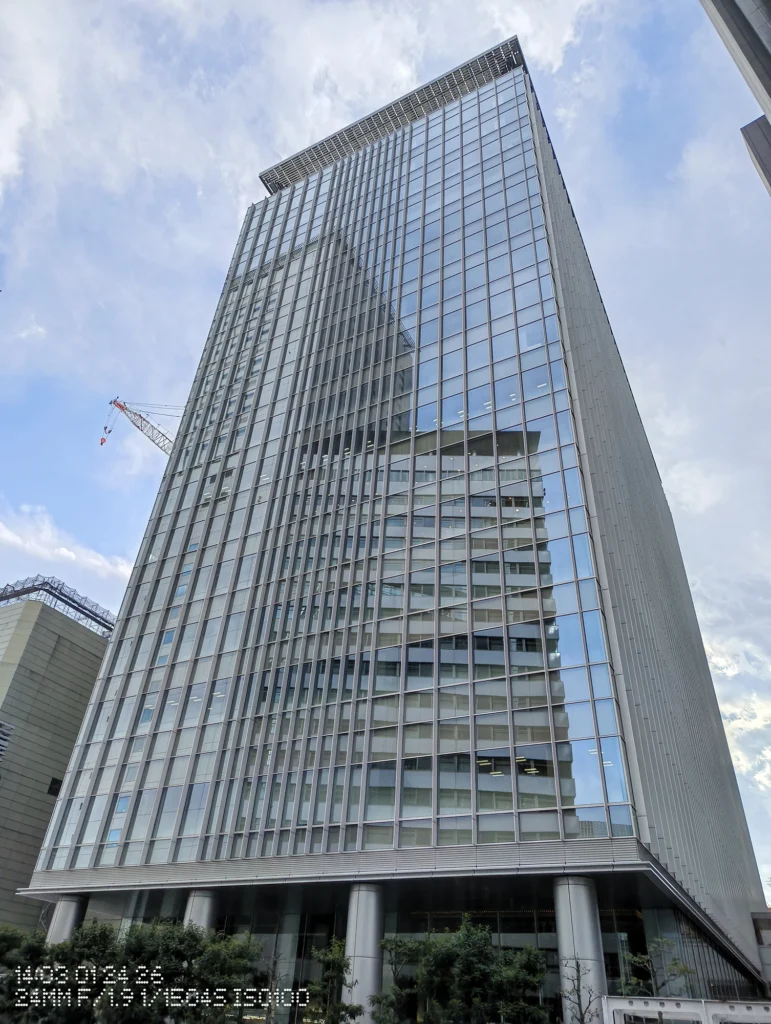 Nothing Phone (3a) Liteで撮影した、ガラス外装の高層ビルを見上げた建築写真