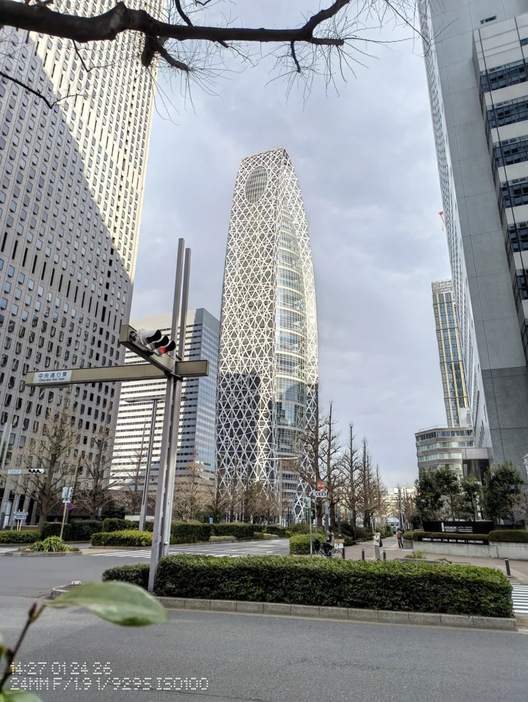 Nothing Phone (3a) Liteで撮影した、網目状の外装が目立つ高層ビルの昼景