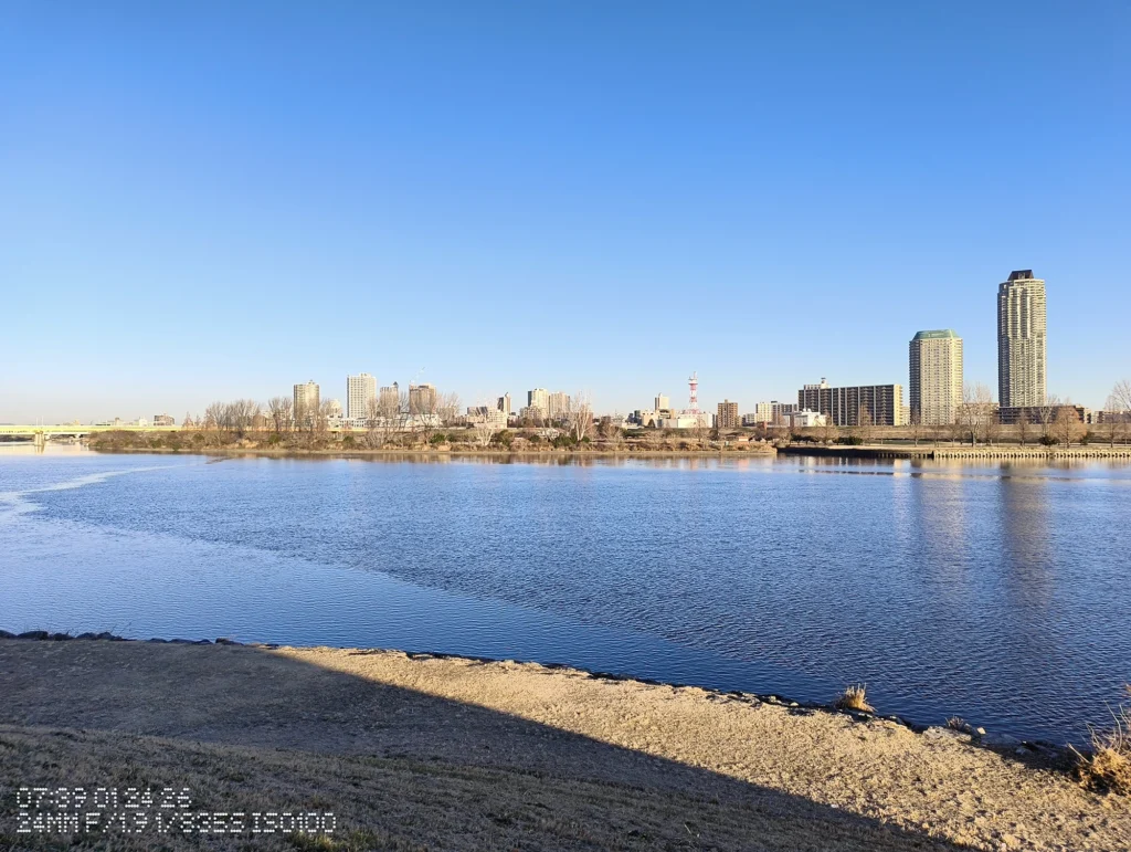 Nothing Phone (3a) Liteで撮影した、川面と対岸の建物を見渡す昼の都市風景