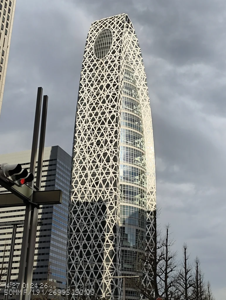 Nothing Phone (3a) Lite/カメラ:メイン(広角)2倍ズーム/焦点距離:50mm相当/内容:ガラス張りのビルと階段のある前景を組み合わせ、曇り空の下で捉えた屋外の2倍ズーム作例