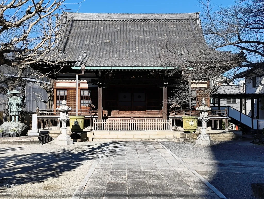 Nothing Phone (3a) Lite/カメラ:メイン(広角)2倍ズーム/焦点距離:50mm相当/内容:瓦屋根の本堂正面と境内の石畳を、日中の直射光で捉えた屋外の2倍ズーム作例