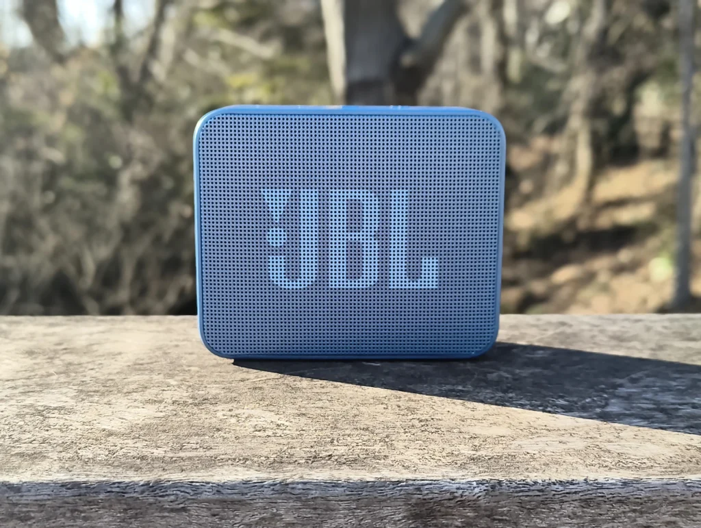 端末名:Nothing Phone (3a) Lite/カメラ:メイン(広角)ポートレート/焦点距離:確認不能(mm相当)mm相当/内容:青いスピーカーの前面グリルを強調し背景ボケで林を溶かした昼のポートレート、立体感とディテールを狙った描写