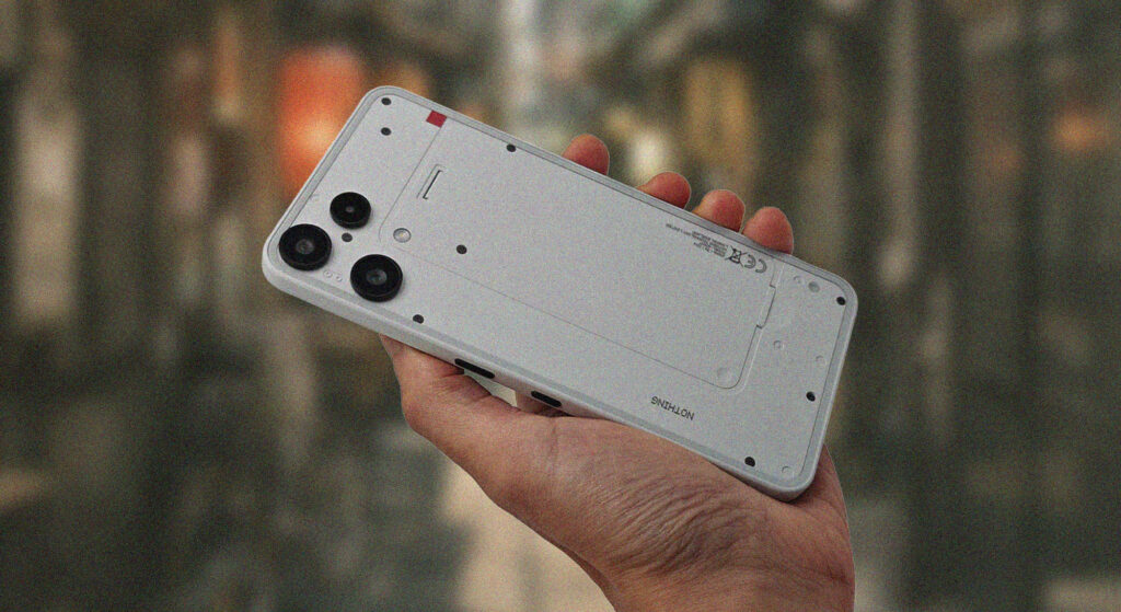 Nothing Phone (3a) Lite本体を手に持ったイメージカット。フィルム風LUTでトイデジ化する使い方を紹介する記事用