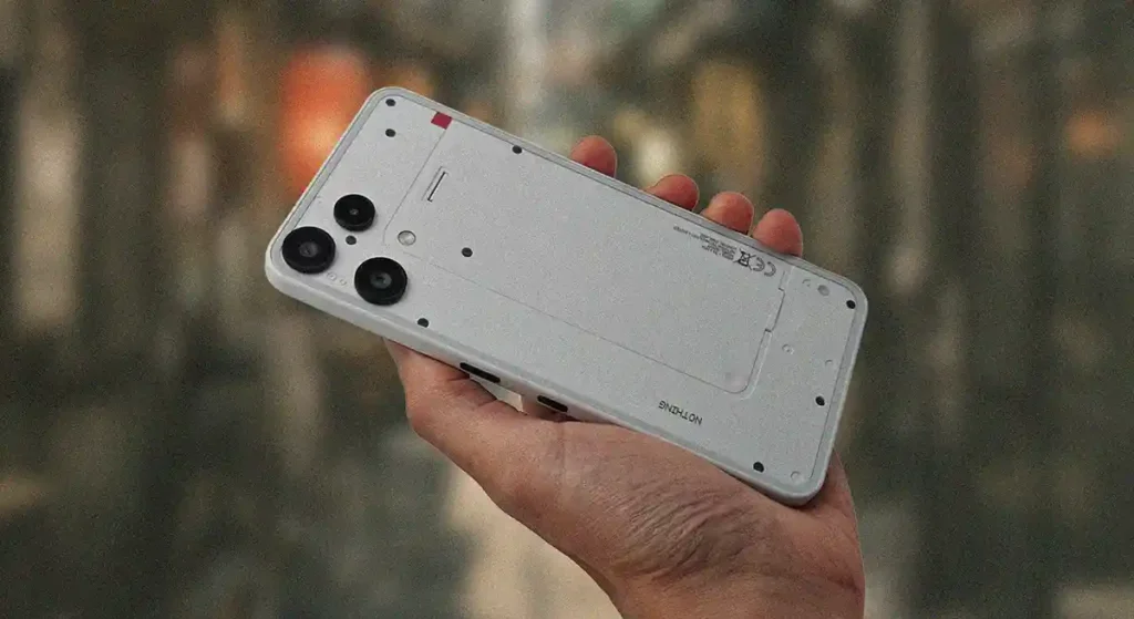 Nothing Phone (3a) Lite本体を手に持ったイメージカット。フィルム風LUTでトイデジ化する使い方を紹介する記事用