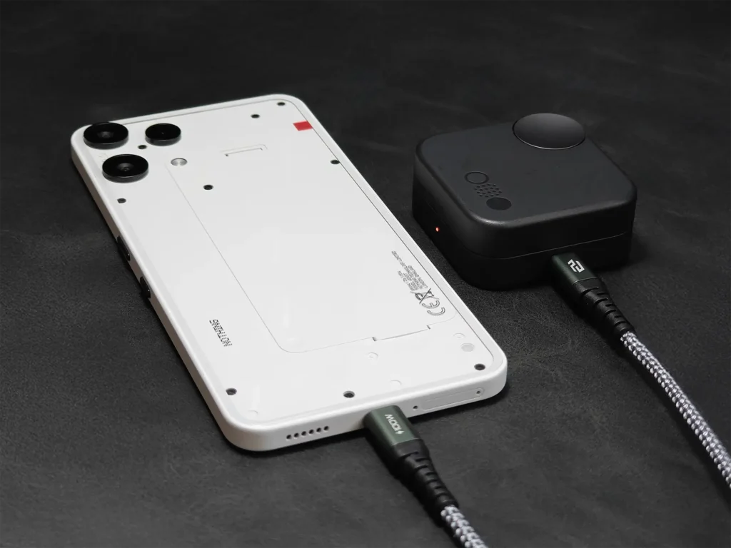 Nothing Phone 3a LiteにCMF BUDS 2 Proの充電ケースを接続して充電
