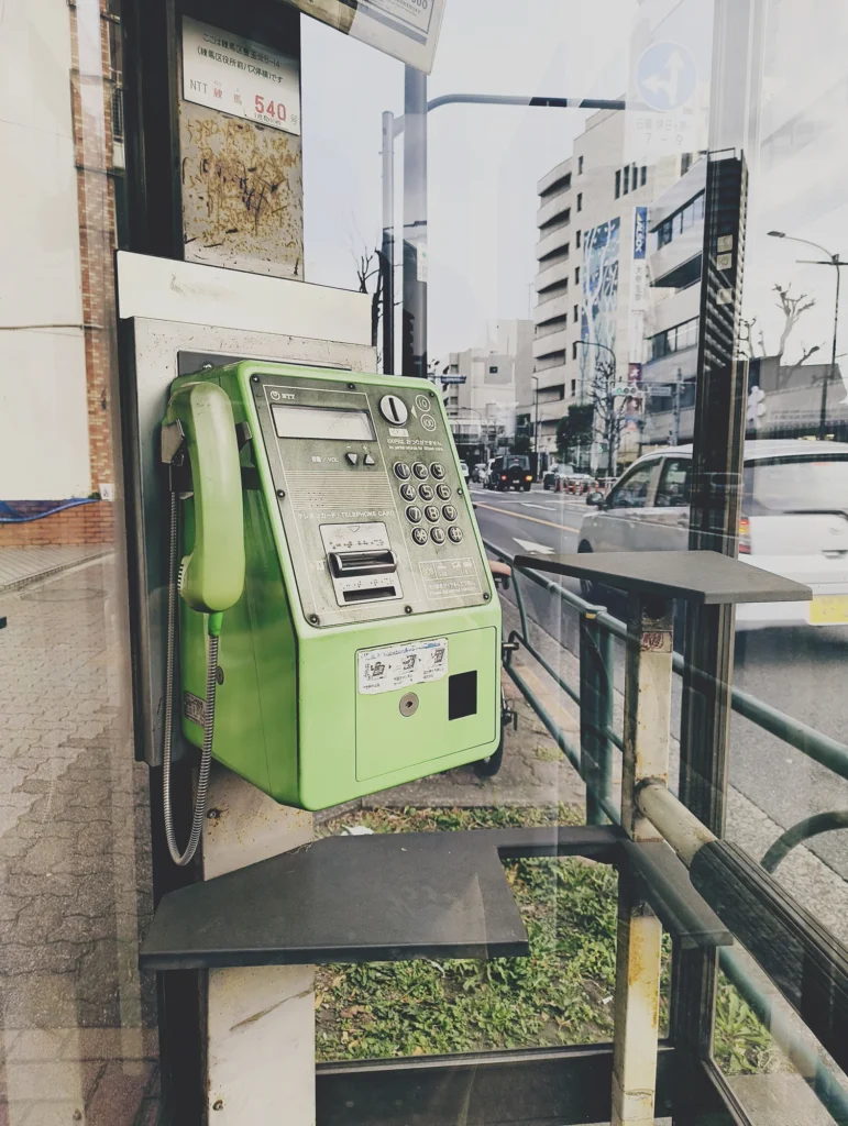 Nothing Phone (3a) Liteの作例。街角の緑色の公衆電話をレトロなトイデジ風(フィルム調)で撮影