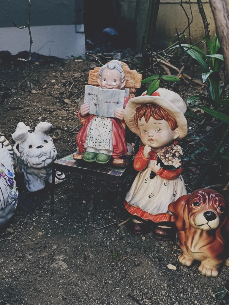 Nothing Phone (3a) Liteの作例。庭に置かれた人形と犬の置物を、フィルム風LUTでレトロなトイデジ調に撮影