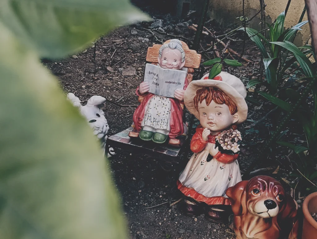 Nothing Phone (3a) Liteの作例。庭の人形と犬の置物をフィルム風LUTで撮影(グレインなし)