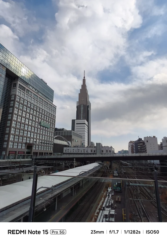Redmi Note 15 Pro 5G メインカメラ作例。新宿の広大な線路敷と空。23mm f/1.7による明暗差と雲の諧調表現のテスト。