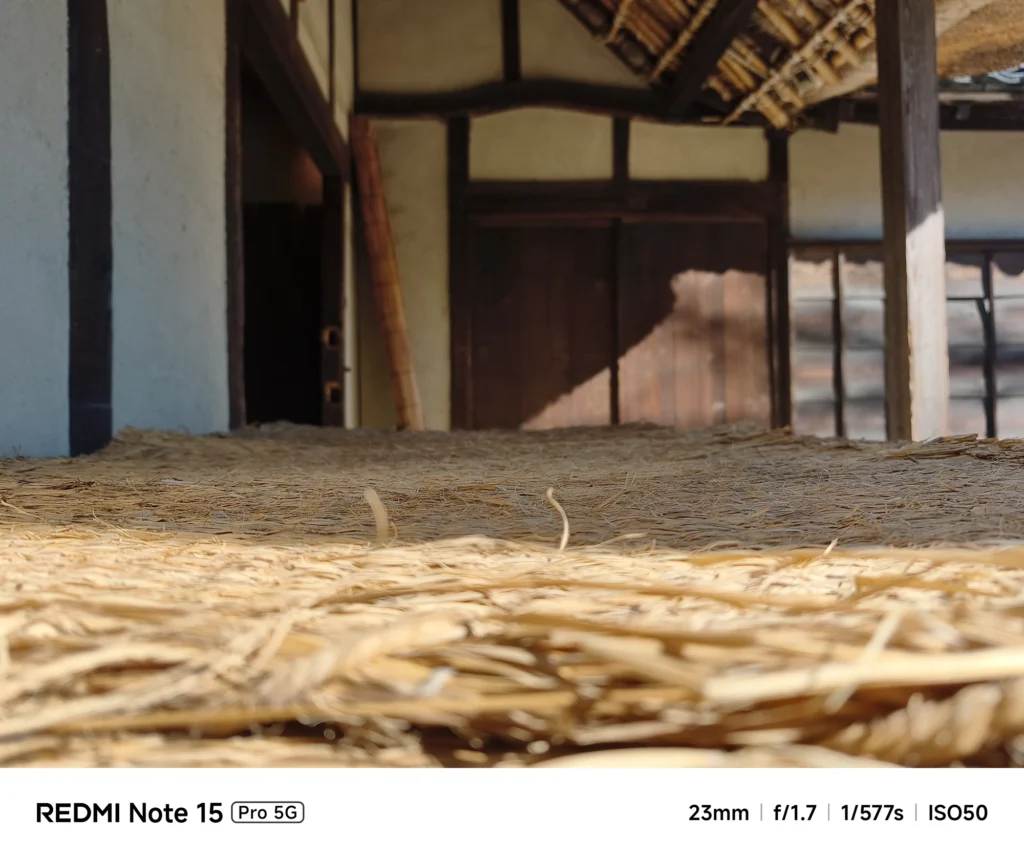 Redmi Note 15 Pro 5G 実機レビュー。古民家の縁側に敷かれた藁(わら)の接写。f/1.7による浅い被写界深度と質感の表現。