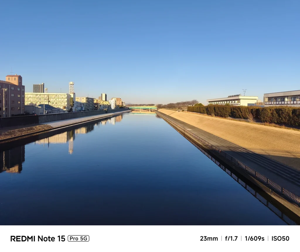 Redmi Note 15 Pro 5G メインカメラで捉えた荒川周辺の直線的な運河。23mmの画角による歪みの少なさと青空の発色を確認。