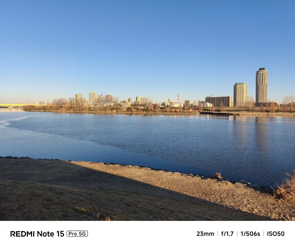 Redmi Note 15 Pro 5G 実写レビュー。夕暮れ時のリバーサイド風景。遠景のマンション群まで精細に描き出す高い解像力。