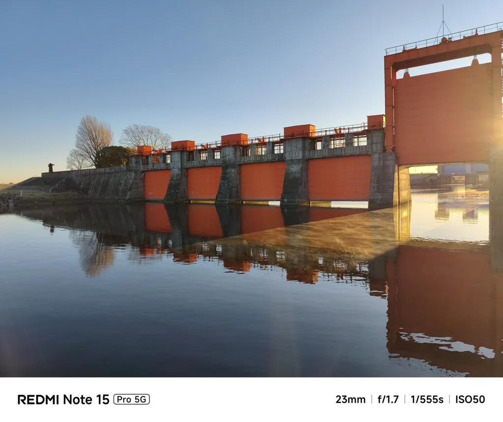 Redmi Note 15 Pro 5G で撮影した岩淵水門(赤水門)。23mm f/1.7による水面の反射と巨大な構造物のダイナミックな描写。