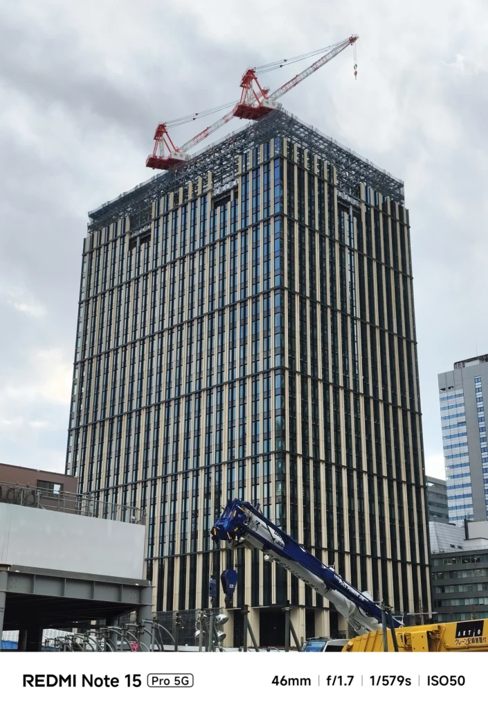 Redmi Note 15 Pro 5G 2倍ズーム(46mm)作例。新宿の建設中ビルとクレーンのディテール。インセンサーズームによる高い解像感。