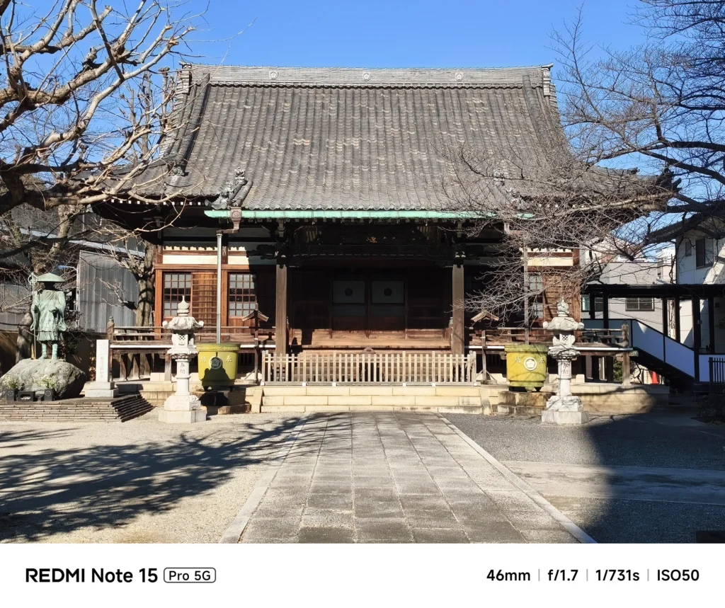 日本の伝統的な寺院の本堂。瓦屋根と木造建築の細部が美しい正面写真。Redmi Note 15 Pro 5Gで撮影。