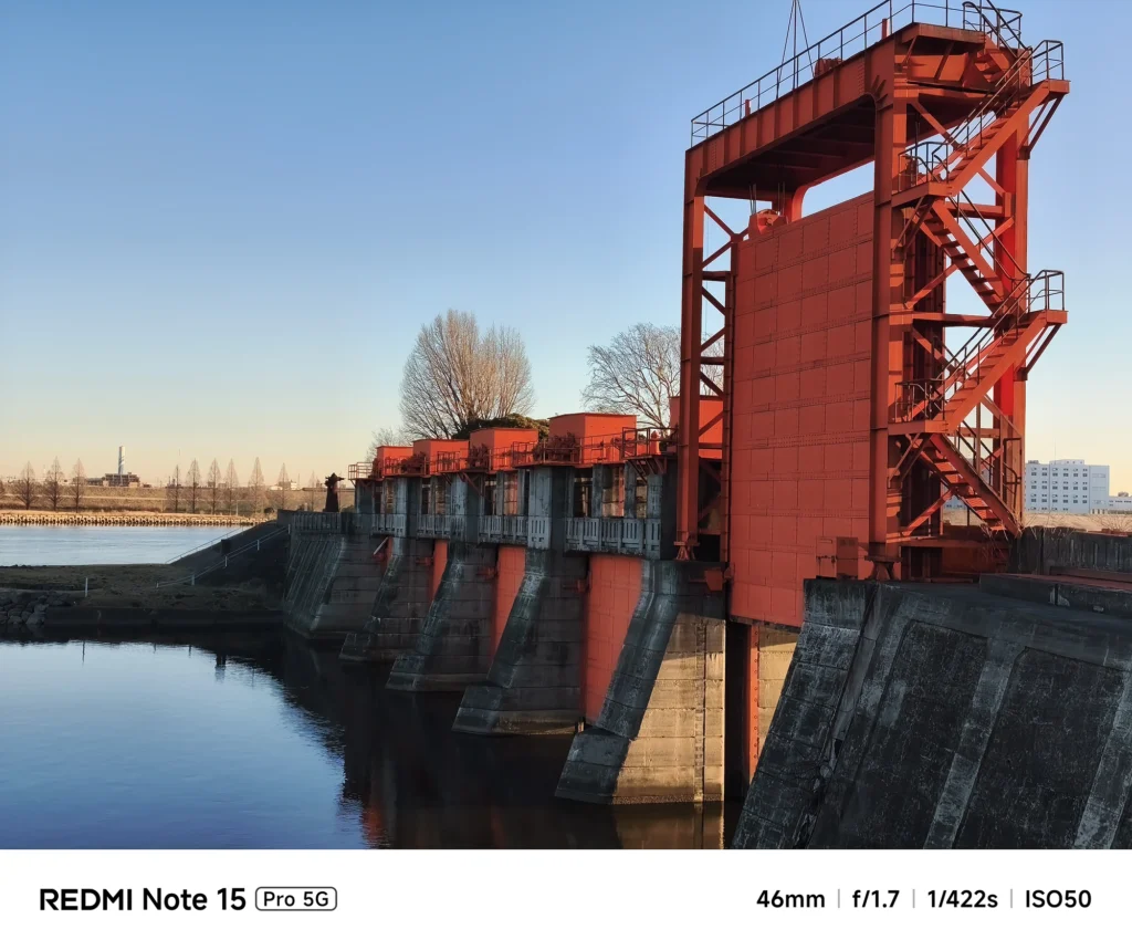 荒川の旧岩淵水門(赤水門)。青空に映える赤い鉄骨構造の歴史的建造物。Redmi Note 15 Pro 5Gで撮影。