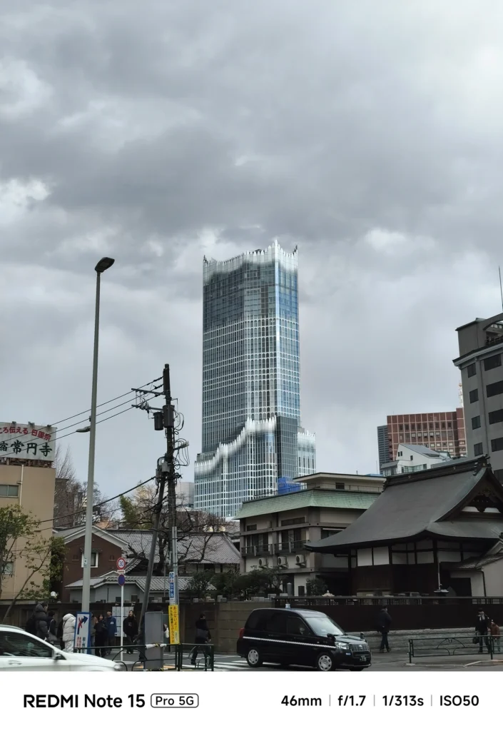 Redmi Note 15 Pro 5G メインカメラ2倍ズームで捉えた東急歌舞伎町タワー。曇天時でもシャープな建築物の描写。