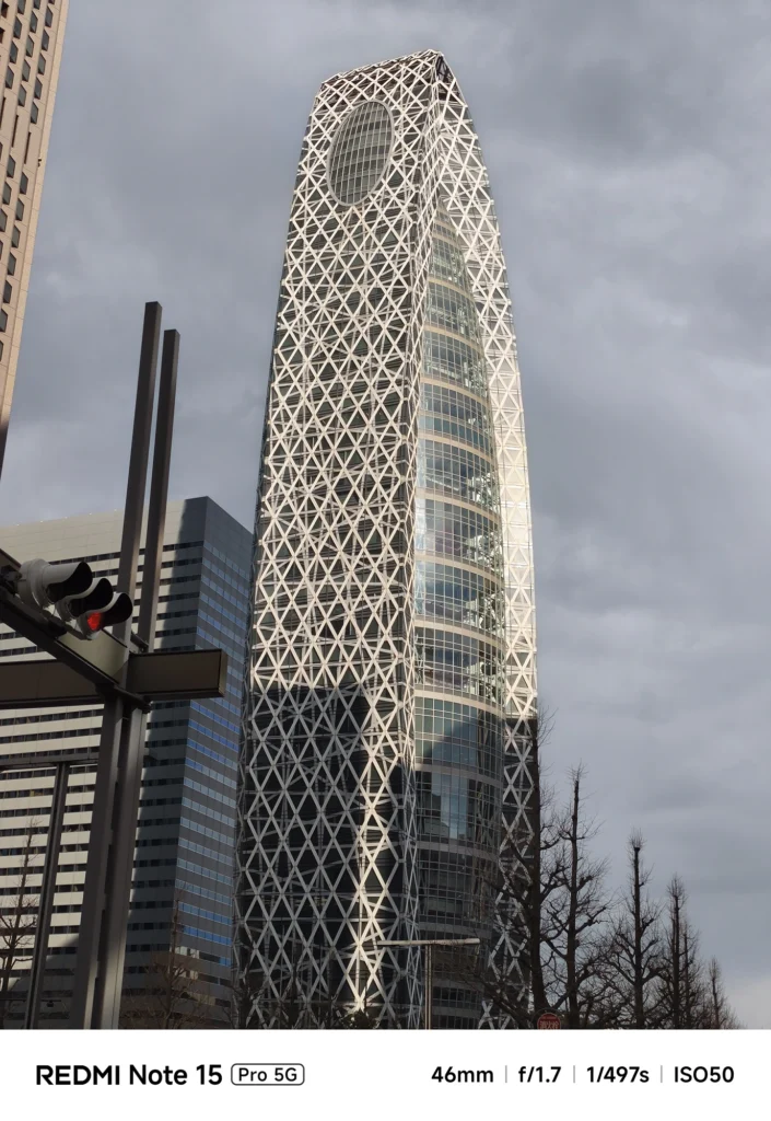 Redmi Note 15 Pro 5G 46mm相当による新宿モード学園コクーンタワー。外壁の網目状デザインを精細に捉えたズーム作例。