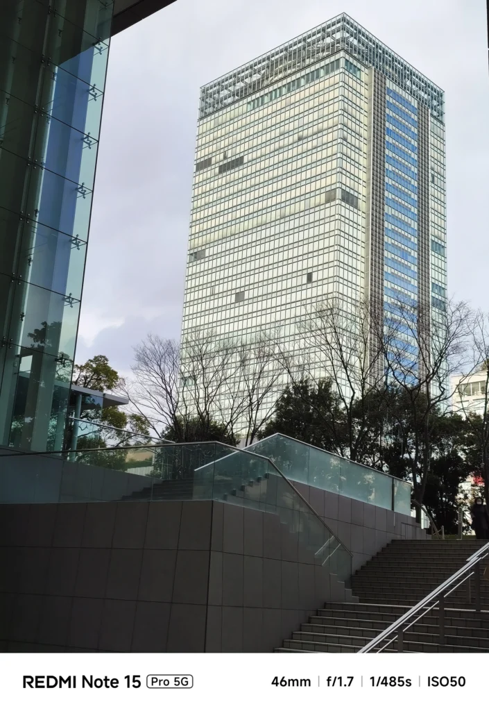 Redmi Note 15 Pro 5G 実機レビュー。ガラス張りのビルと階段を2倍ズームで切り取った、直線描写と質感の検証。