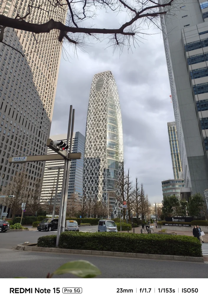 Redmi Note 15 Pro 5G メインカメラによる新宿モード学園コクーンタワー。23mm f/1.7の明るいレンズで捉えたビルの精細なディテール。