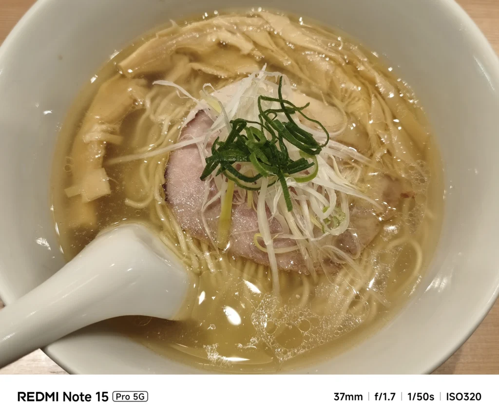 Redmi Note 15 Pro 5G で撮影したラーメン。37mm相当(デジタルズーム)での接写による、スープの油分や具材の精細な描写。