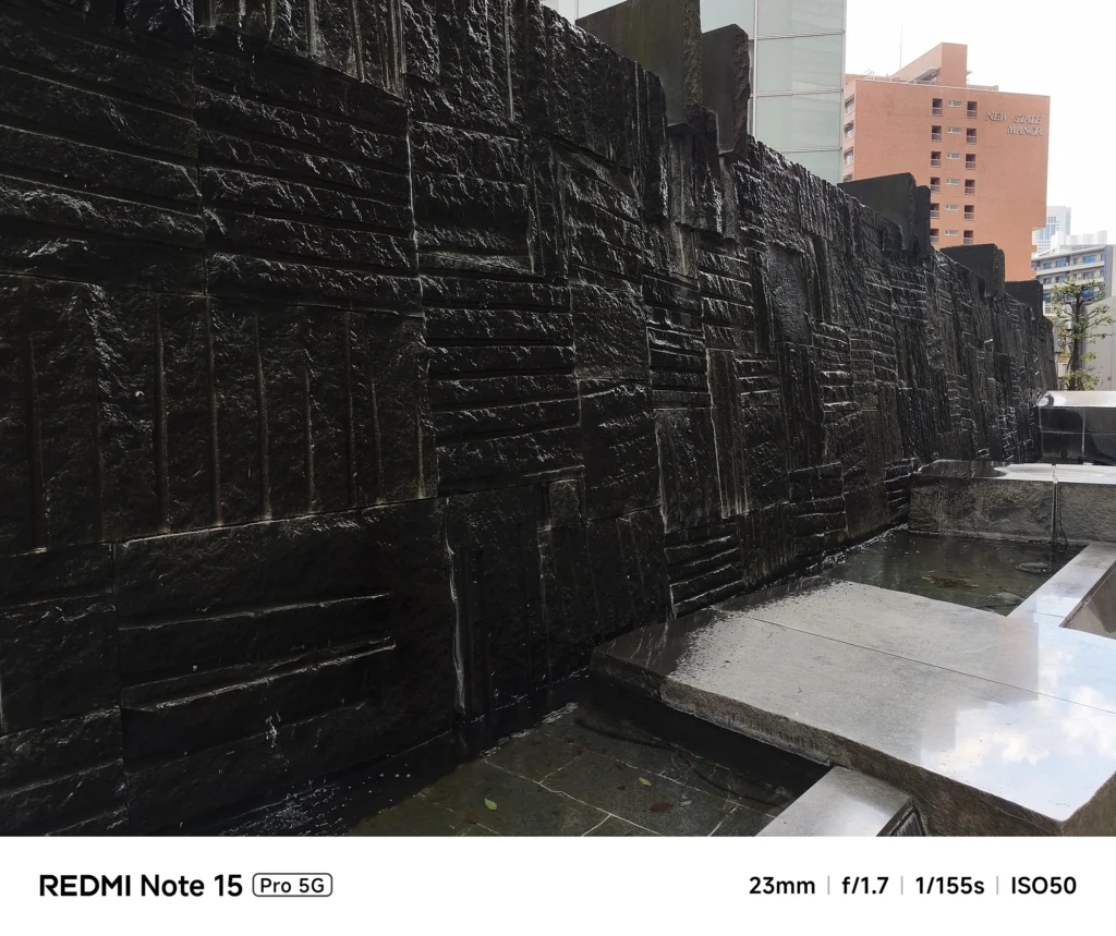 Redmi Note 15 Pro 5G メインカメラ実機レビュー。濡れた黒い石壁の質感を23mm f/1.7で捉えた、ディテールと質感の検証。