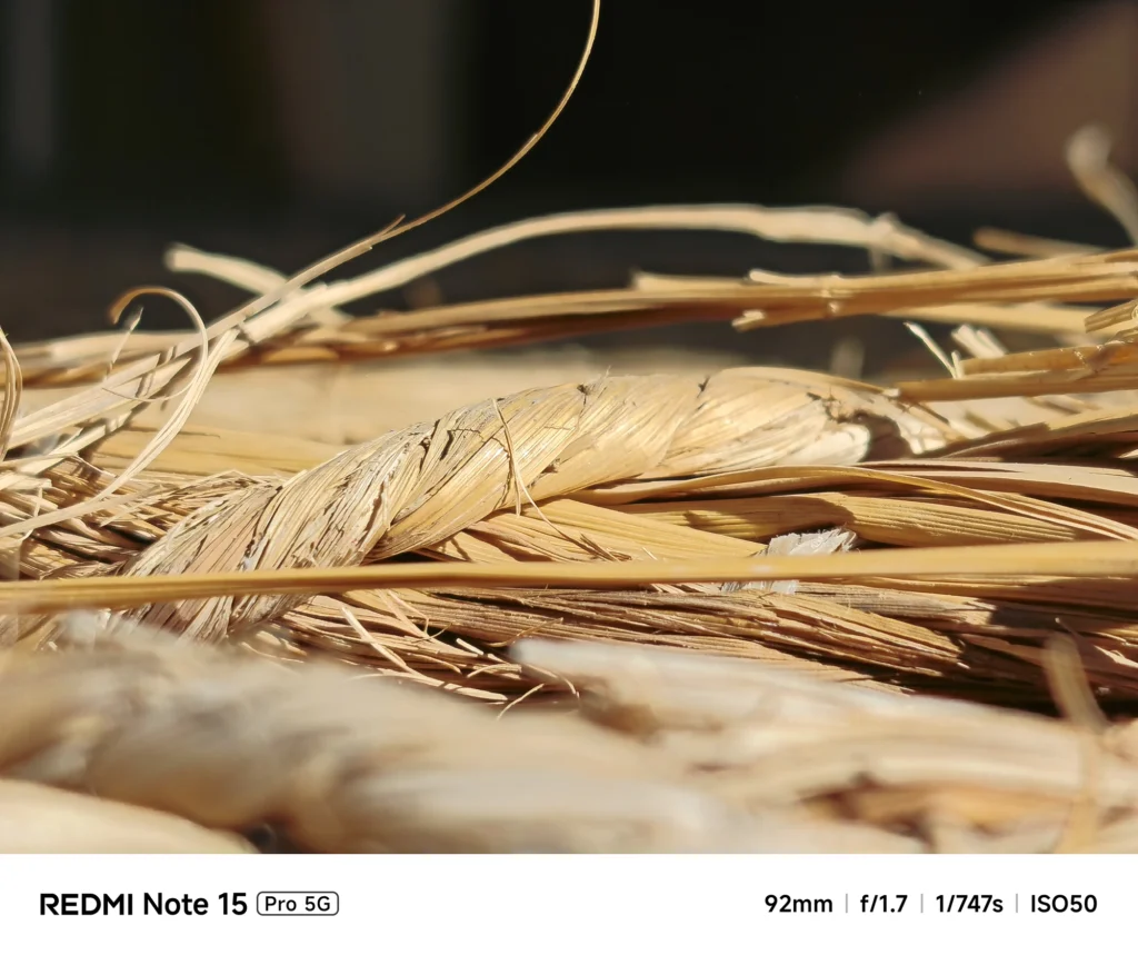 束ねられた乾燥した藁(わら)の接写。望遠マクロ的な視点で捉えた自然の質感。Redmi Note 15 Pro 5G(92mm)で撮影。