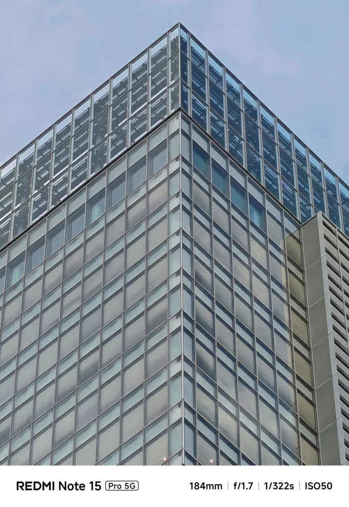 高倍率ズームによるビルのディテール。ガラスカーテンウォールの質感。Redmi Note 15 Pro 5G(184mm/8倍)で撮影。