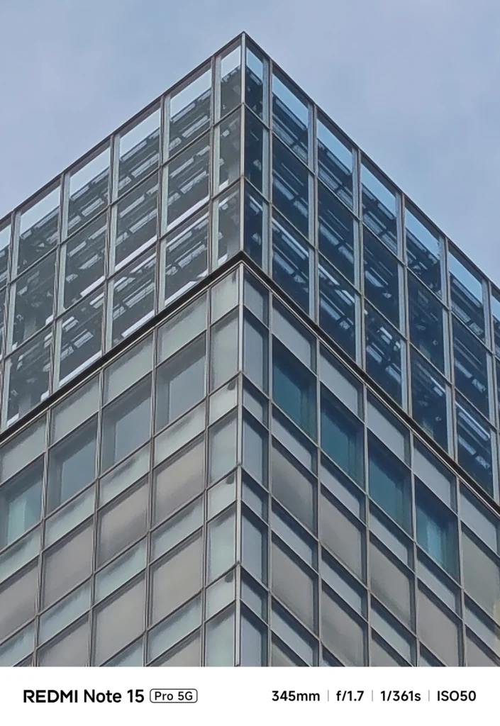 300mm超の領域でのビル外壁。デジタルズームによる解像感の確認。Redmi Note 15 Pro 5G(345mm/15倍)で撮影。