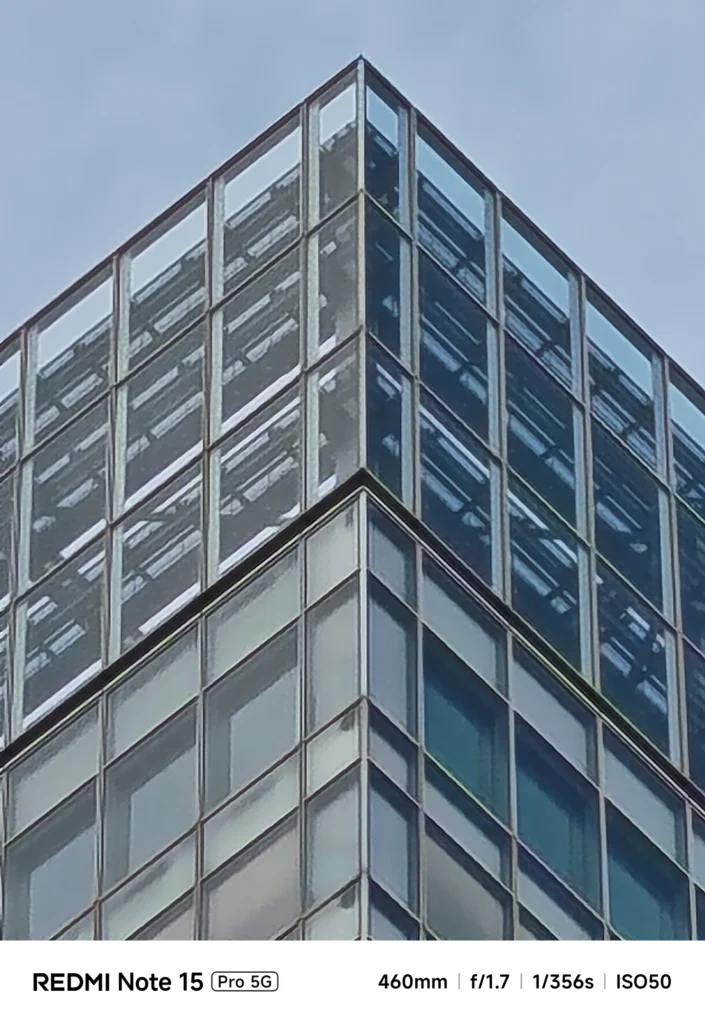 超望遠域でのビル頂上部のクローズアップ。複雑な構造を鮮明に捕捉。Redmi Note 15 Pro 5G(460mm/20倍)で撮影。