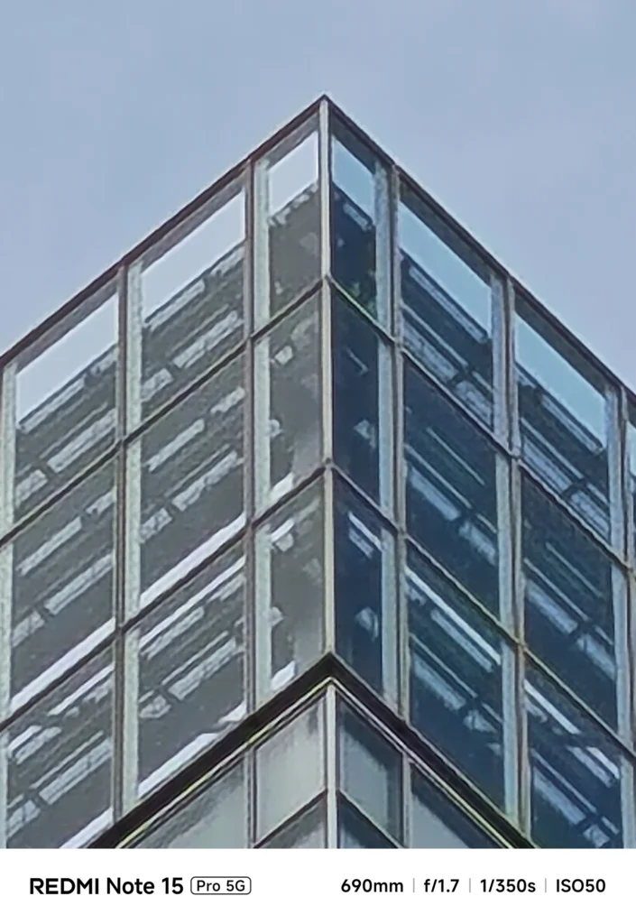 最大級のズーム倍率で捉えたビルのエッジ。驚異的な引き寄せ効果。Redmi Note 15 Pro 5G(690mm/30倍)で撮影。