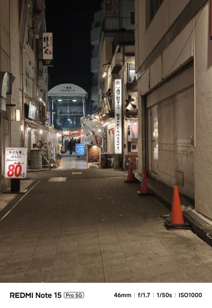 夜の赤羽一番街シルクロードへと続く路地。遠くのアーケード看板まで見通せる高精細な描写。Redmi Note 15 Pro 5G(46mm/夜景モード)で撮影。