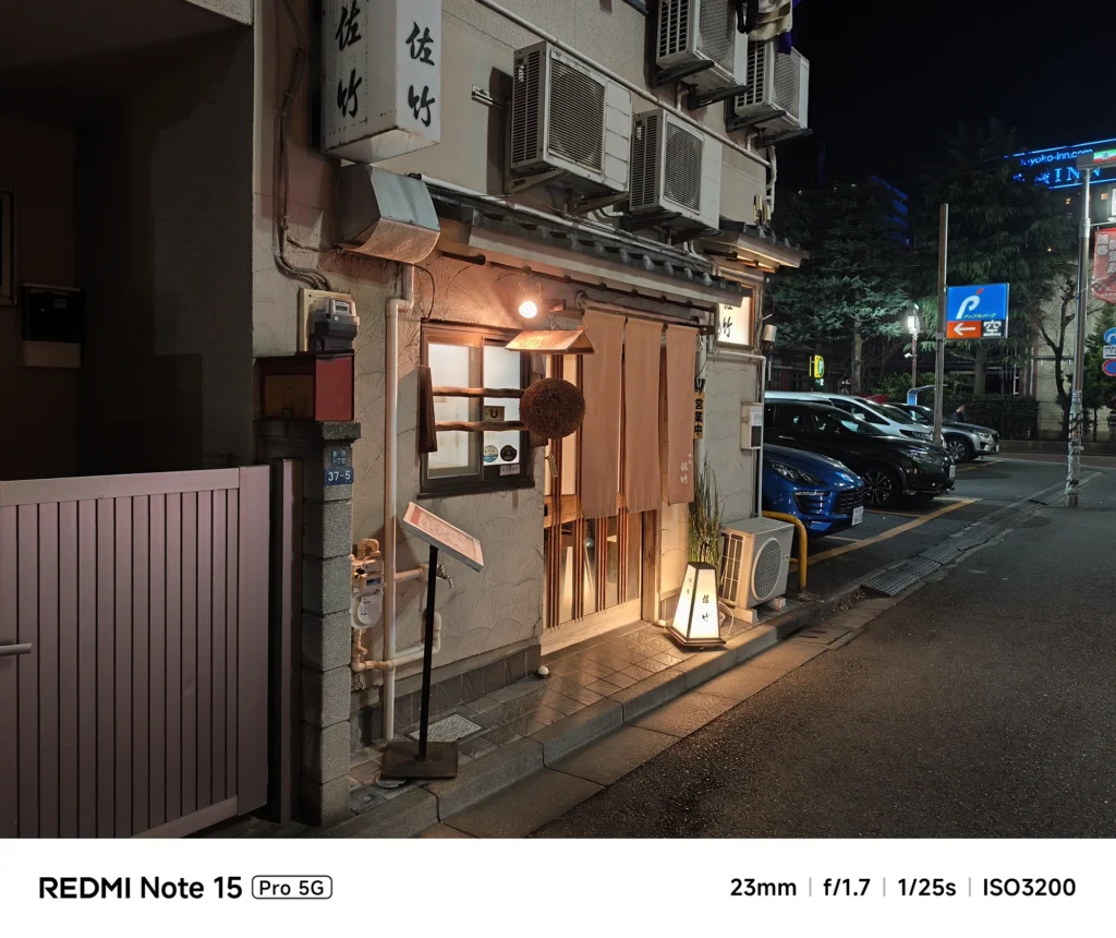 夜の路地に佇む割烹「佐竹」の風情ある外観。看板の灯りと落ち着いた街並み。Redmi Note 15 Pro 5G(23mm/夜景モード)で撮影。