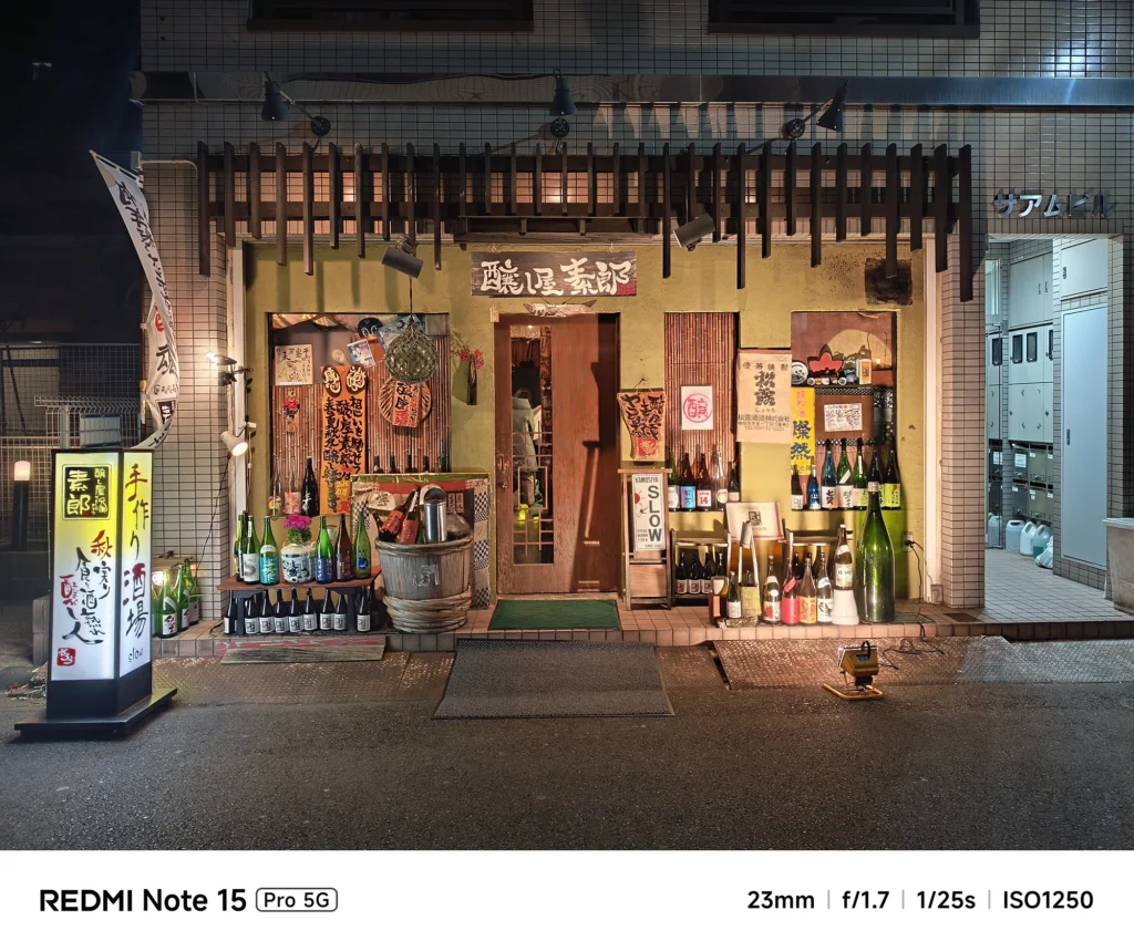 賑やかな看板と一升瓶が並ぶ居酒屋「醸し屋素郎」の正面ショット。夜でも鮮明な解像感。Redmi Note 15 Pro 5G(23mm/夜景モード)で撮影。
