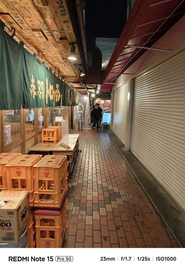 閉店後の商店街の路地に並ぶビールケース。奥行きのある構図とシャドウ部のディテール。Redmi Note 15 Pro 5G(23mm/夜景モード)で撮影。