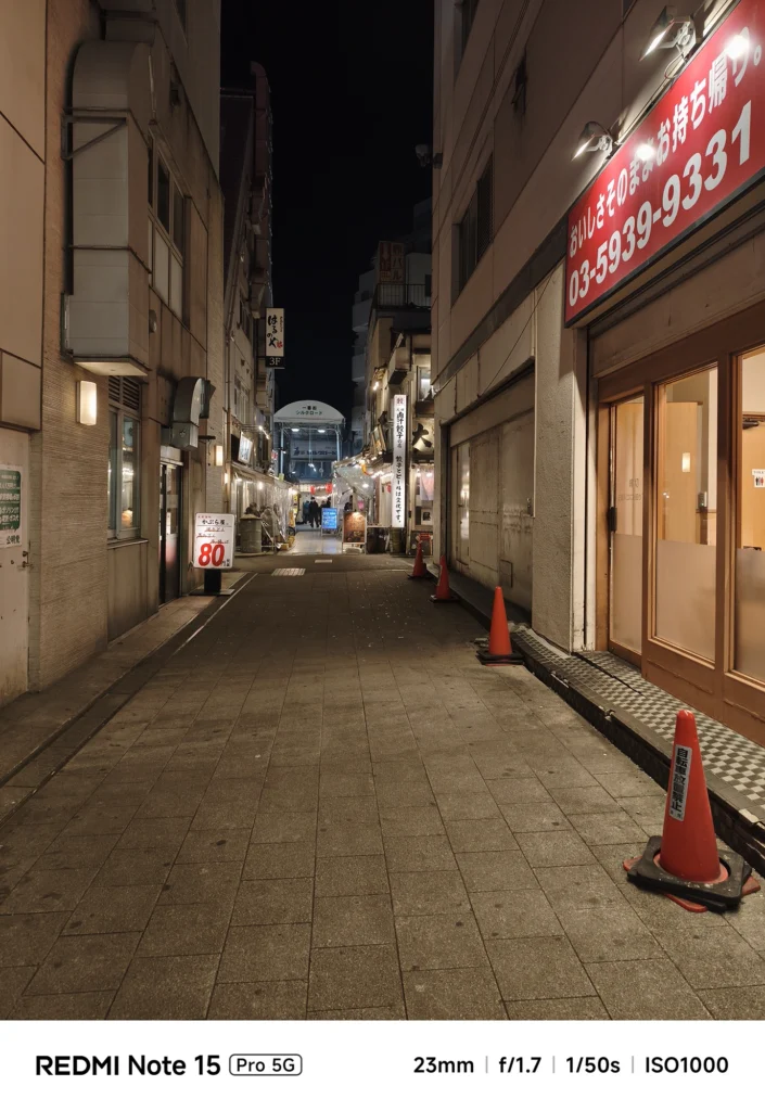 赤い看板が印象的な夜の裏路地スナップ。遠くの明かりまでクリアに捉えた夜景写真。Redmi Note 15 Pro 5G(23mm/夜景モード)で撮影。