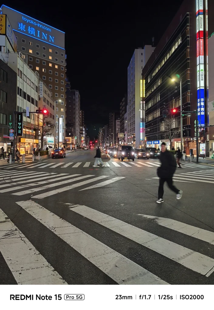夜の幹線道路と横断歩道が作る都会的な風景。ビル群の明かりと夜空の階調表現。Redmi Note 15 Pro 5G(23mm/夜景モード)で撮影。